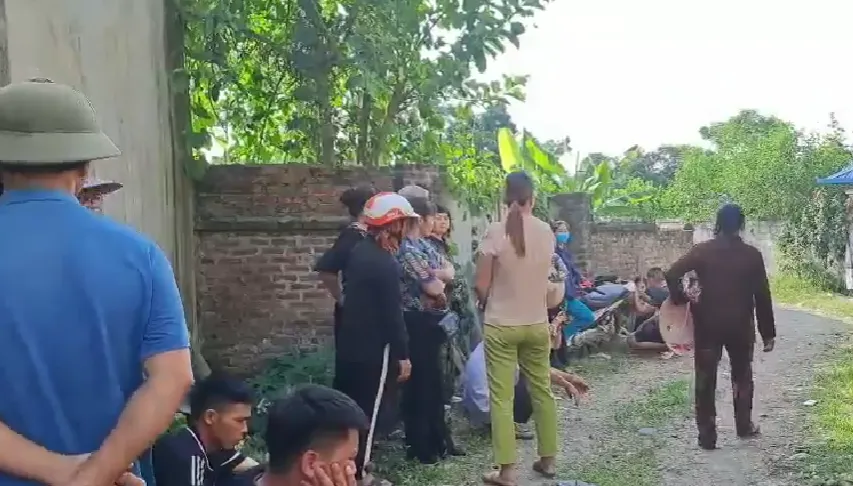 con-trai-12-tuoi-phat-hien-bo-me-qua-doi-trong-phong-ngu (2)