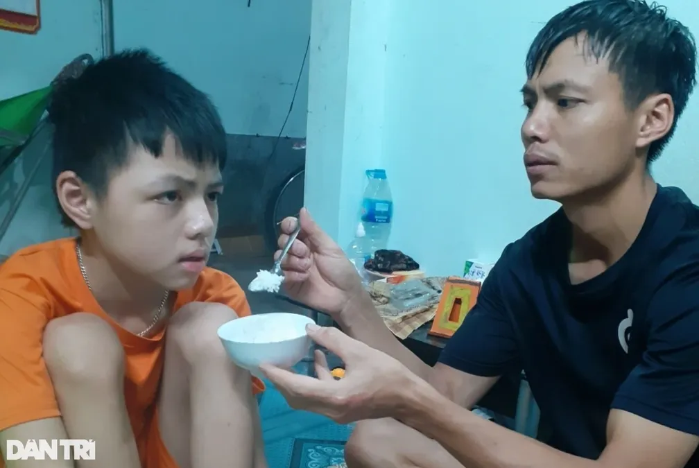 be-trai-13-tuoi-chong-choi-ung-thu-11-nam (5)