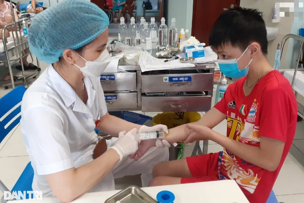 be-trai-13-tuoi-chong-choi-ung-thu-11-nam (7)