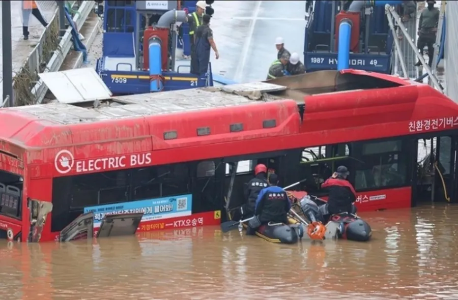 vu-ngap-ham-khien-13-nguoi-thiet-mang-tai-xe-no-luc-cuu-nguoi (1)