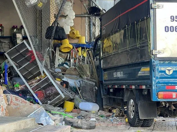 hang-xom-ke-lai-vu-xe-tai-mat-lai-lao-vao-nha-dan (1)