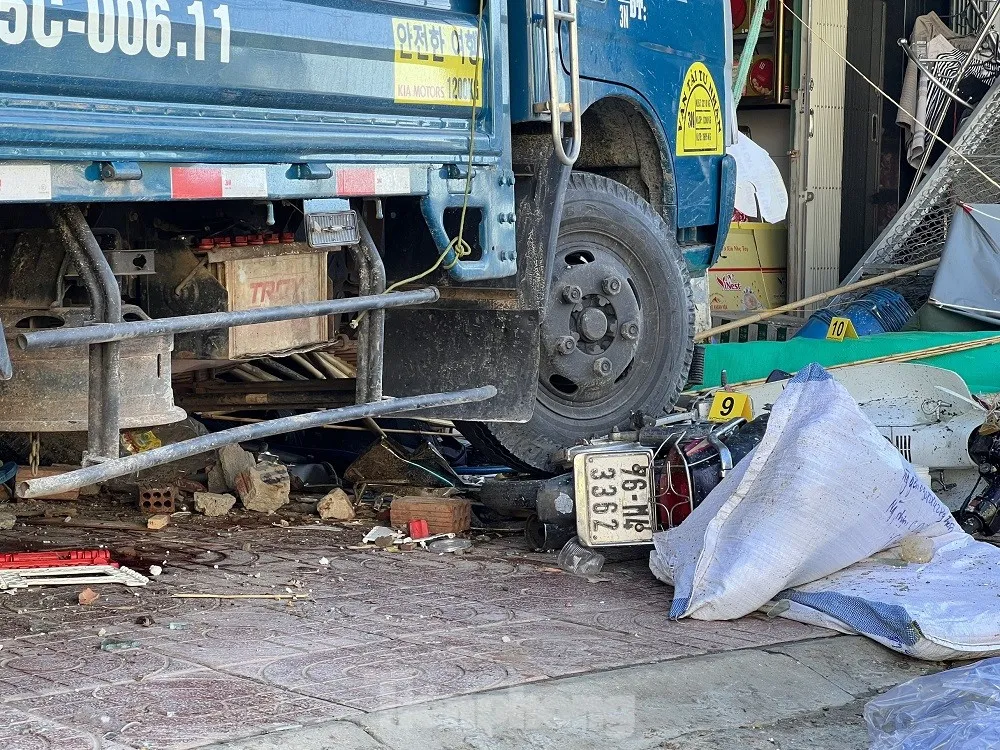 hang-xom-ke-lai-vu-xe-tai-mat-lai-lao-vao-nha-dan (5)