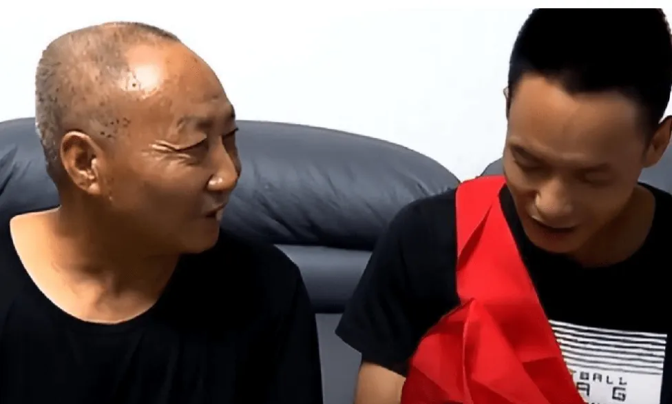 nguoi-dan-ong-tim-duoc-gia-dinh-sau-27-nam-di-lac (2)