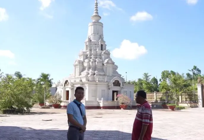 nguoi-dan-ong-trung-so-320-ty (7)