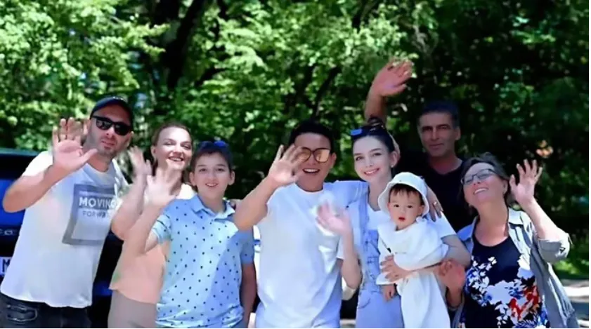 chang-trai-ngheo-lay-tieu-thu-ngoai-quoc (2)