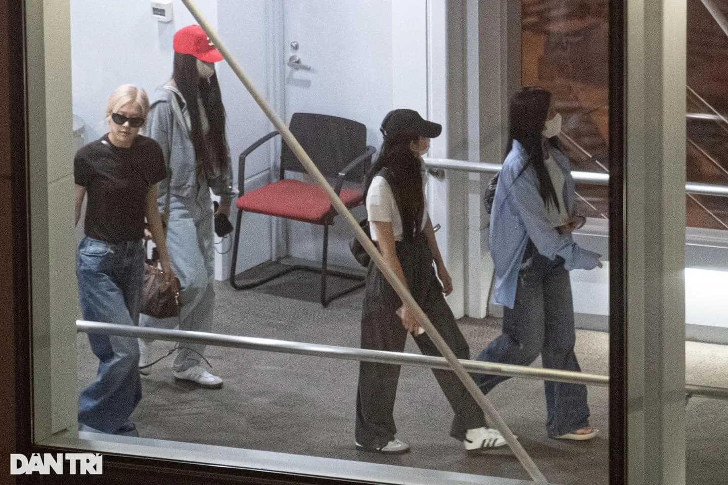 fan-quoc-te-blackpink-chi-trich (1)