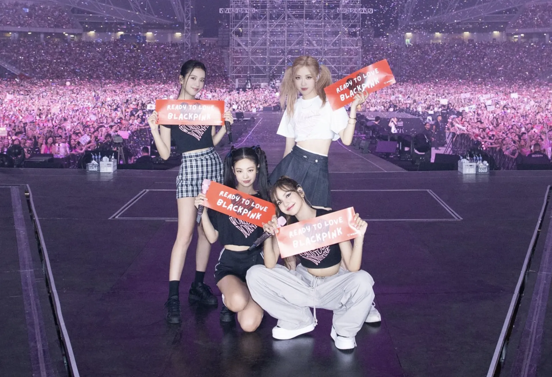he-lo-guong-mat-phia-sau-mascot-lisa-gay-sot (1)