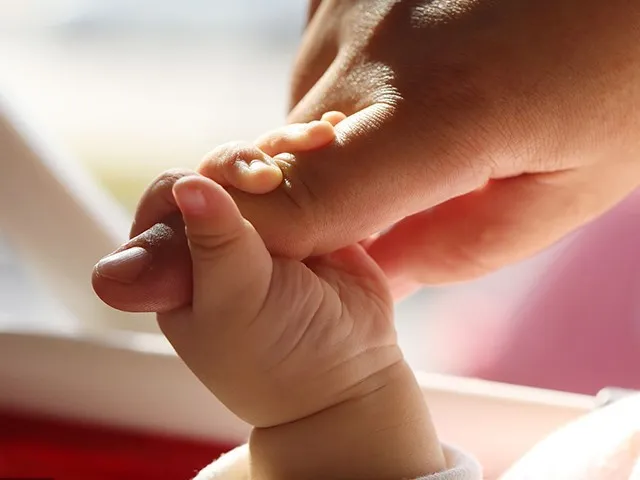 doi-vo-chong-ban-con-de-mua-dien-thoai (1)