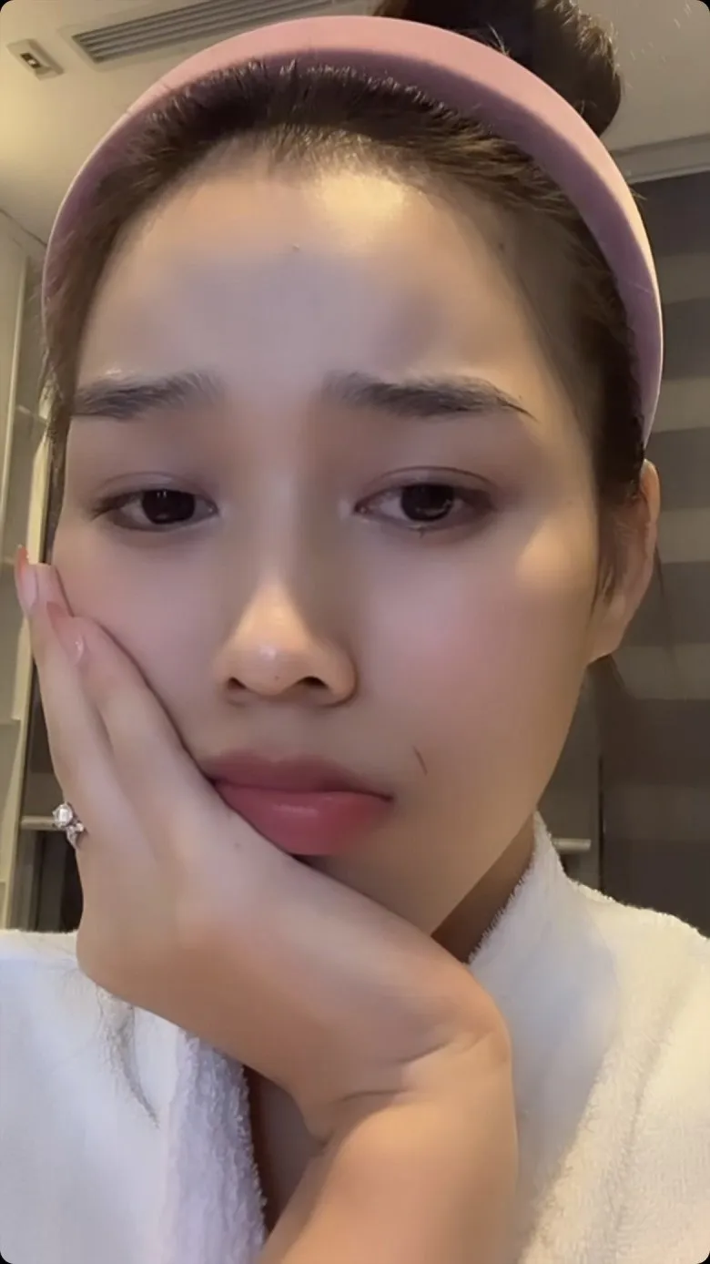 hoa-hau-do-ha-gap-su-co-trang-diem-de-lai-seo (7)