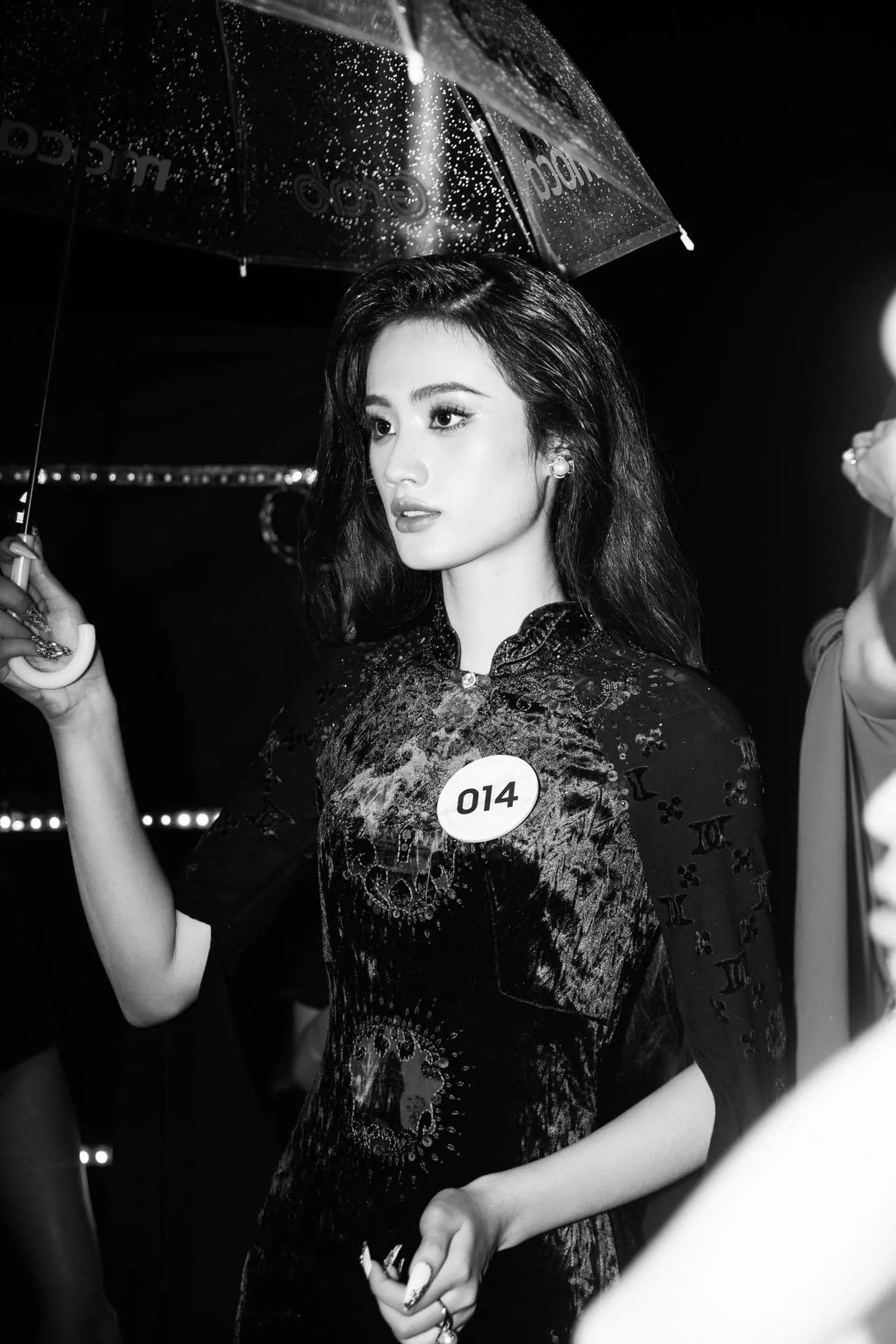 hoa-hau-y-nhi-tiep-tuc-xin-loi-khan-gia (1)