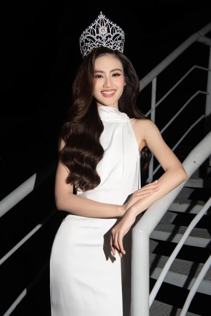 hoa-hau-y-nhi-tiep-tuc-xin-loi-khan-gia (3)