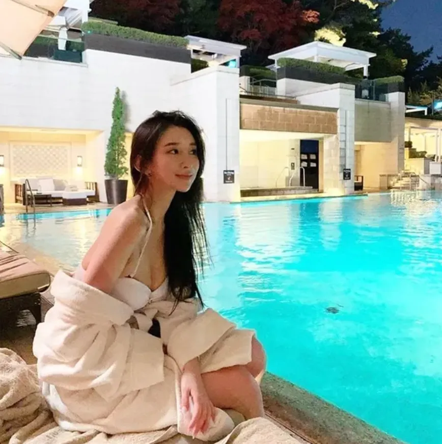 cuu-tiep-vien-hang-khong-bo-viec-lam-livestream-kiem-nua-ty-1-thang (2)