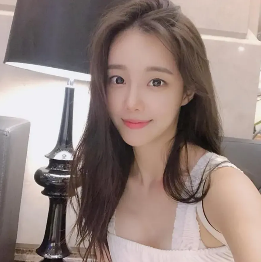 cuu-tiep-vien-hang-khong-bo-viec-lam-livestream-kiem-nua-ty-1-thang (4)