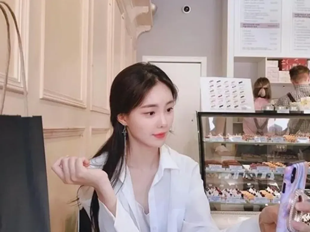 cuu-tiep-vien-hang-khong-bo-viec-lam-livestream-kiem-nua-ty-1-thang (5)