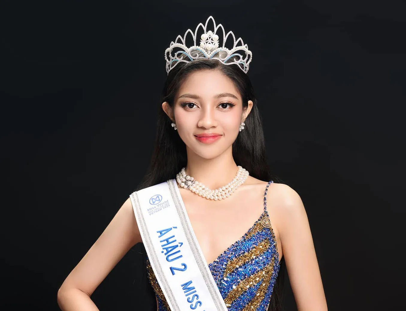 a-hau-minh-kien-gap-su-co-trang-phuc-khi-livestream (3)