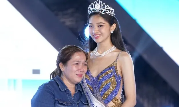 a-hau-minh-kien-gap-su-co-trang-phuc-khi-livestream (6)