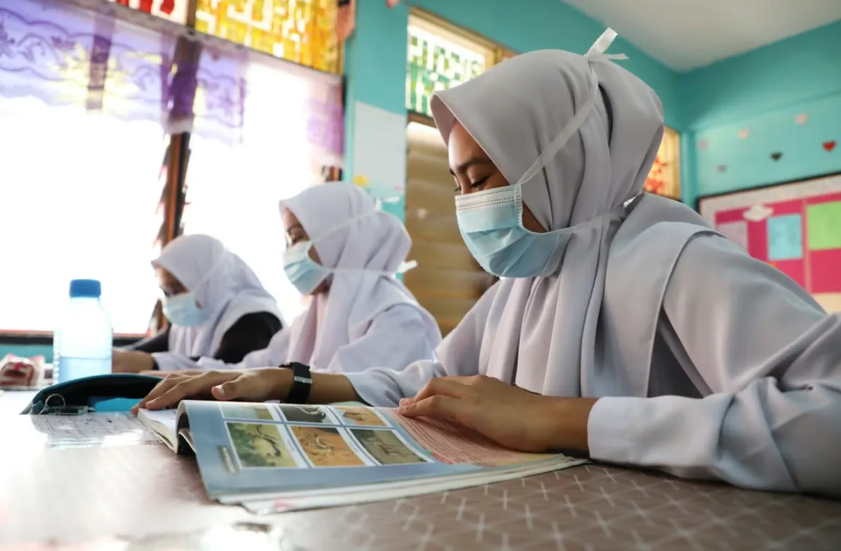 3-nu-sinh-kien-thay-giao-vi-cup-day