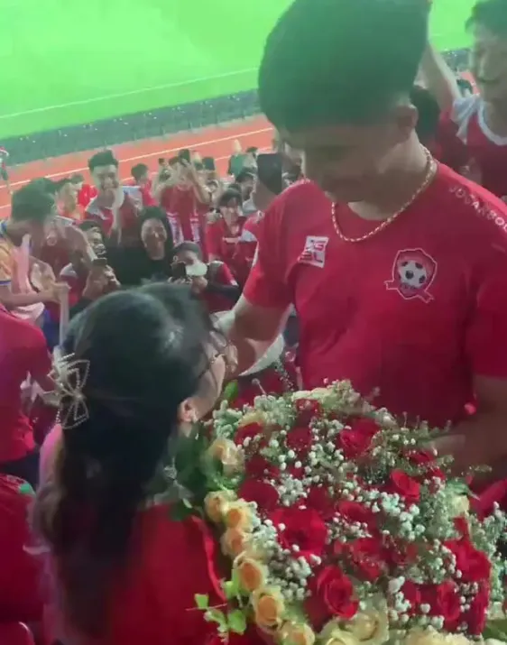 cau-hon-ban-gai-tren-san-co (1)