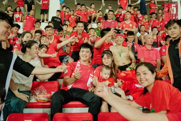 cau-hon-ban-gai-tren-san-co (2)