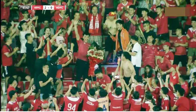 cau-hon-ban-gai-tren-san-co (5)