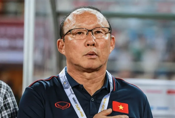 hlv-duong-minh-ninh-qua-doi-mat-mat-cua-bong-da-viet (1)
