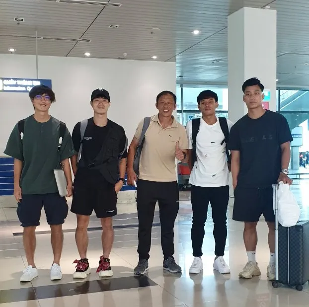 hlv-duong-minh-ninh-qua-doi-mat-mat-cua-bong-da-viet (2)