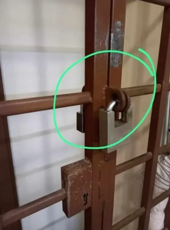 canh-tuong-ben-trong-can-nha-bi-khoa-3-thang (1)