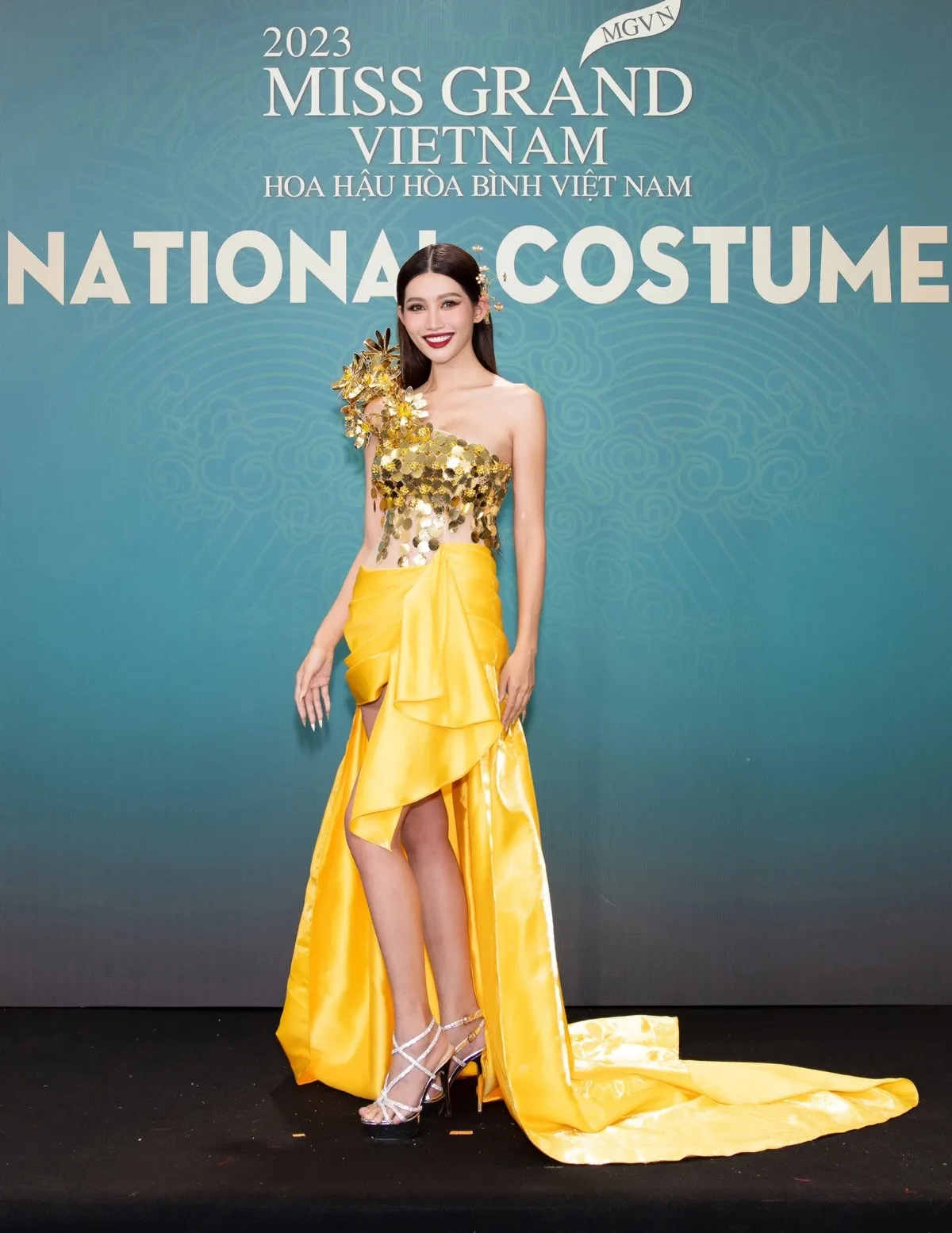 a hau minh kien khoe vai tran do sac ben dan hoa a hauCHE NGUYEN QUYNH CHAU (4)