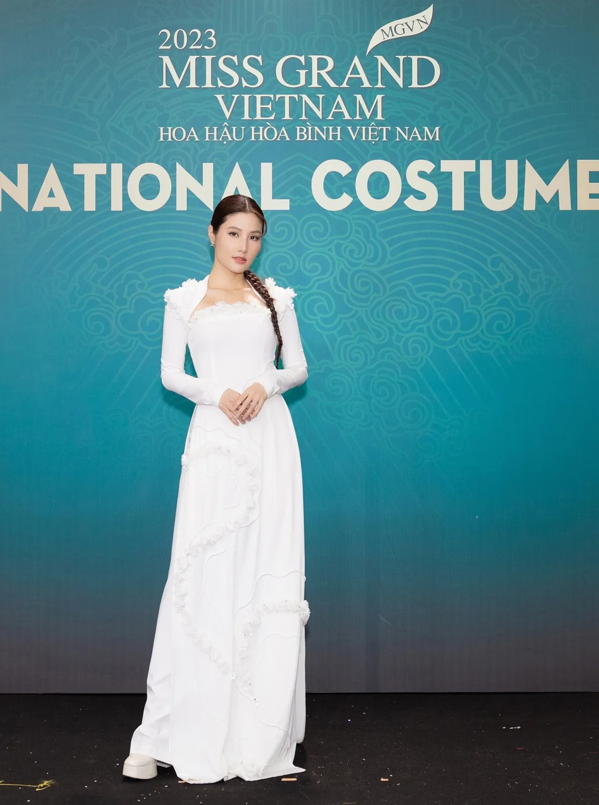 a hau minh kien khoe vai tran do sac ben dan hoa a hauDIEM MY 9X (2)