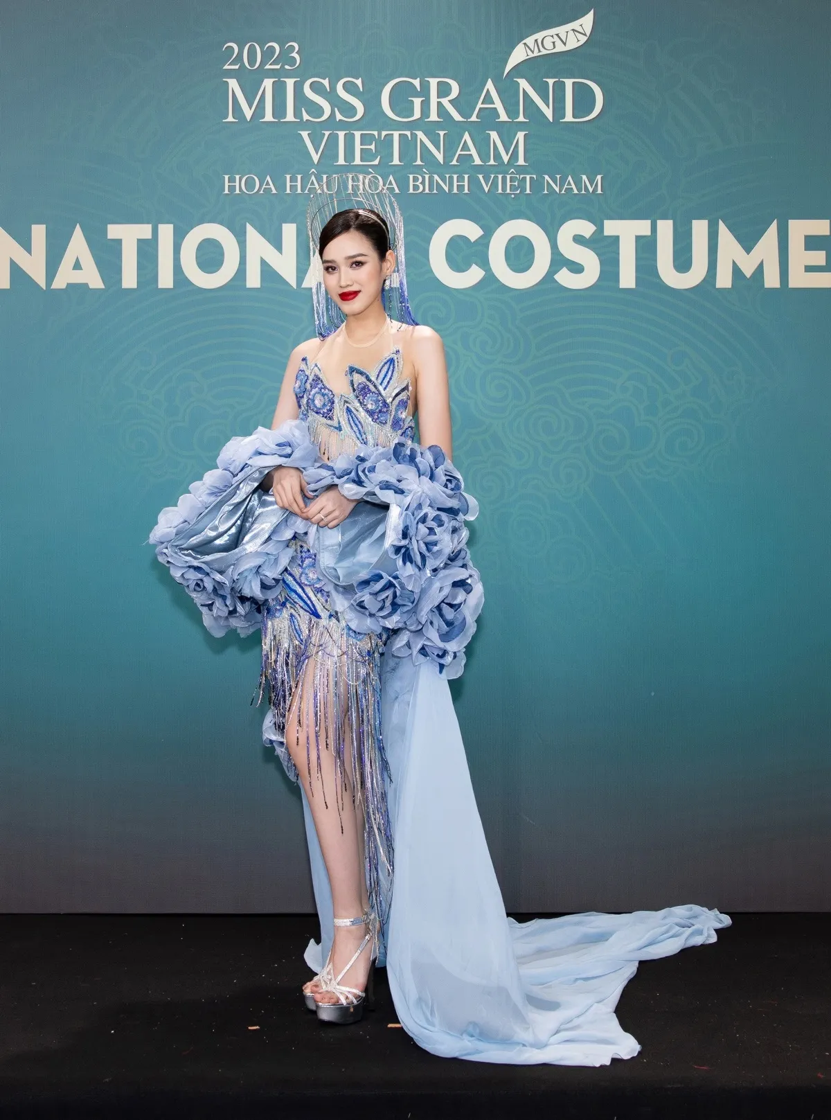 a hau minh kien khoe vai tran do sac ben dan hoa a hauDO HA (1)