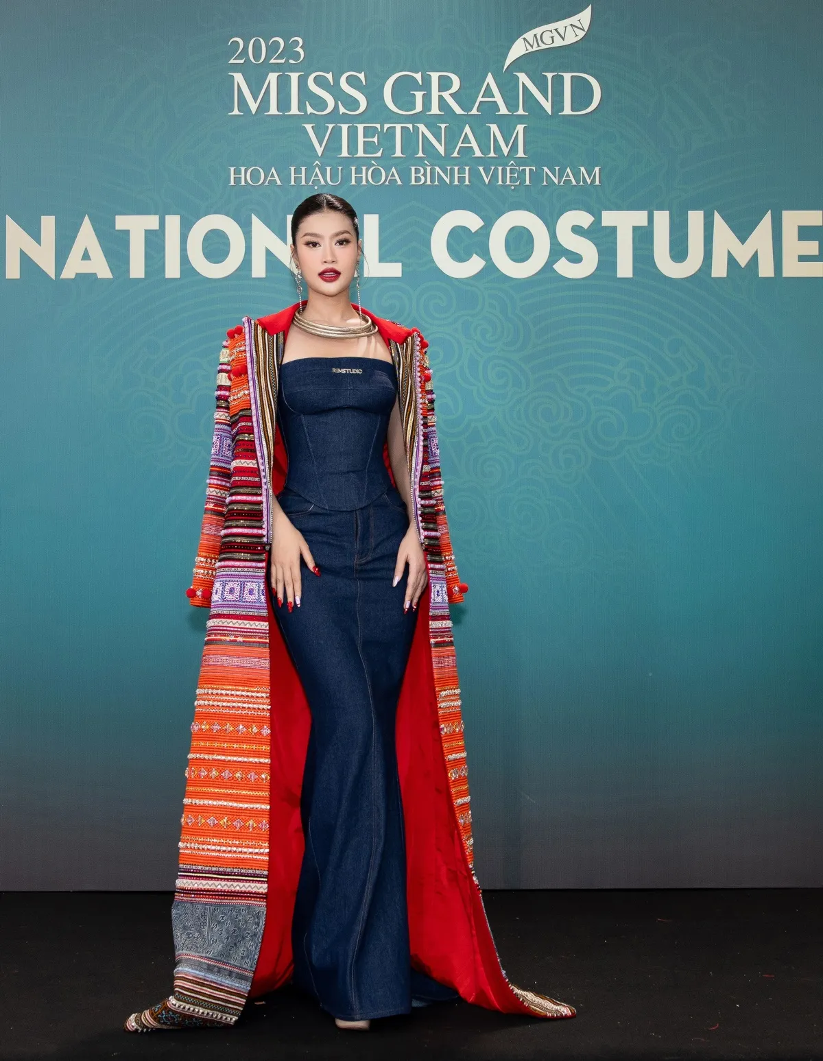 a hau minh kien khoe vai tran do sac ben dan hoa a hauDOAN THIEN AN (1)