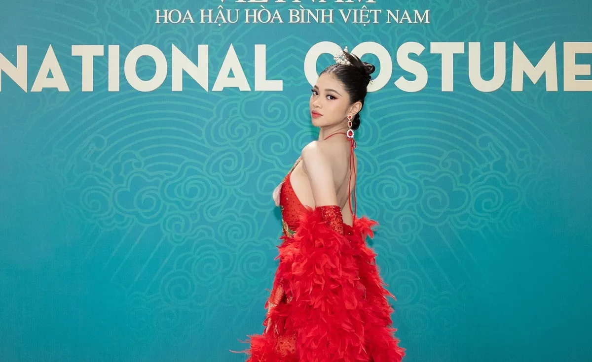 a hau minh kien khoe vai tran do sac ben dan hoa a hauHUYNH MINH KIEN (1)