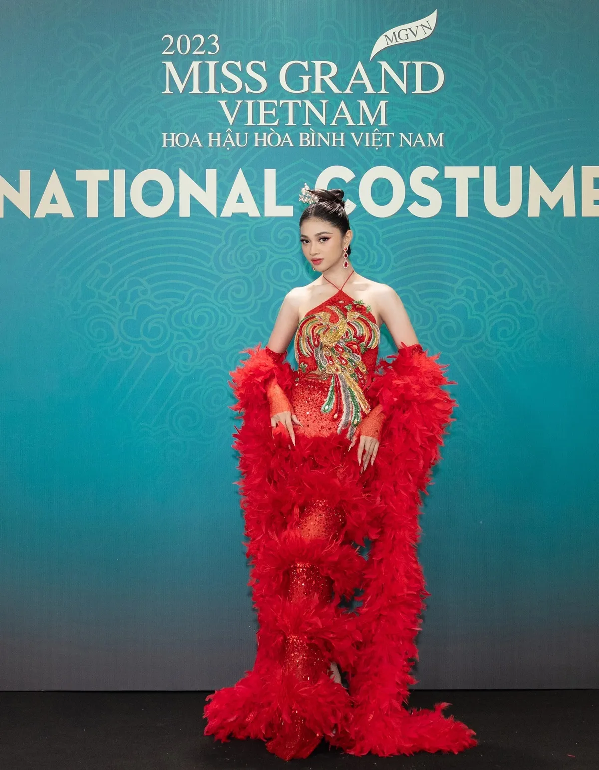 a hau minh kien khoe vai tran do sac ben dan hoa a hauHUYNH MINH KIEN (2)