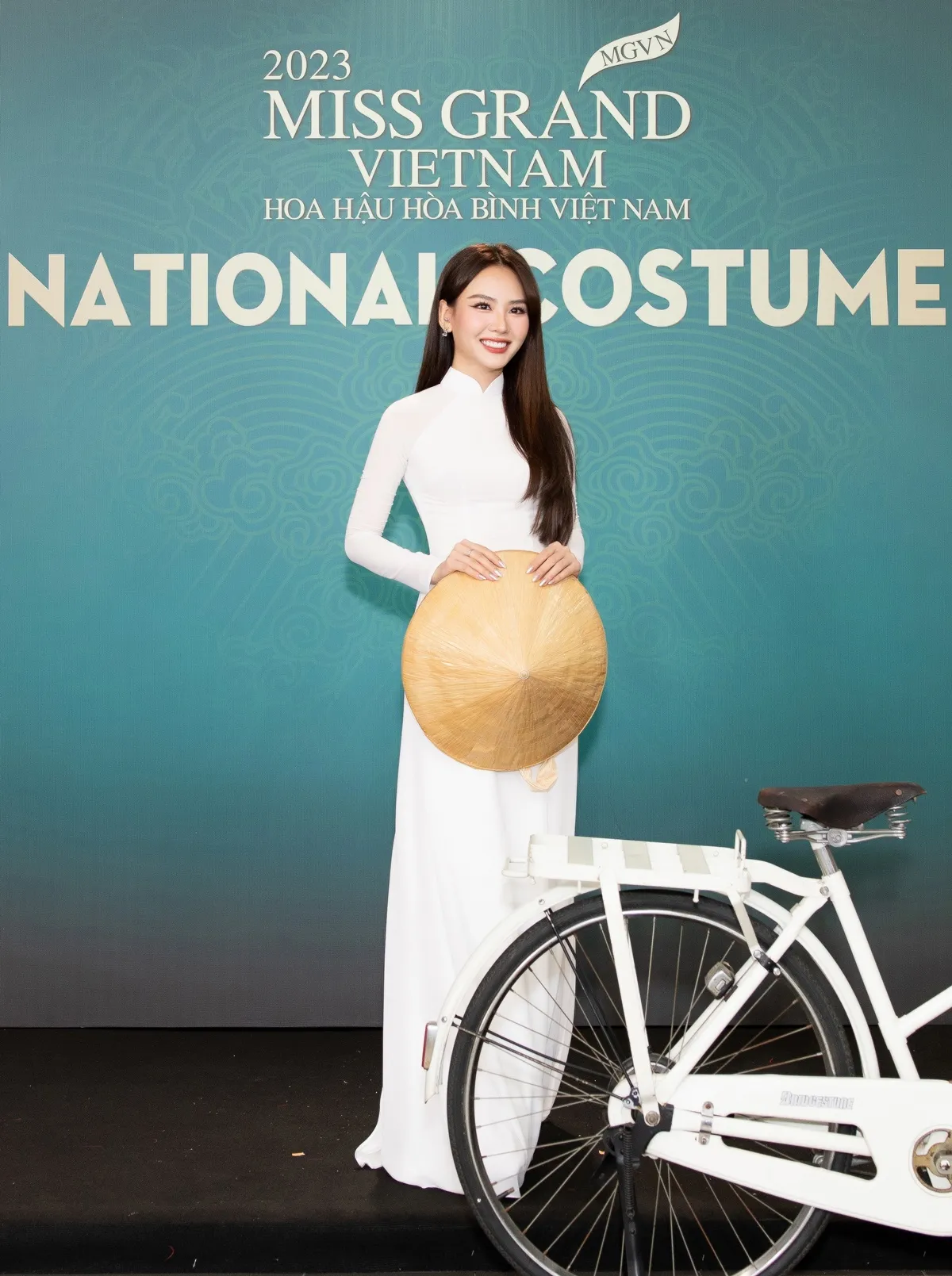 a hau minh kien khoe vai tran do sac ben dan hoa a hauHUYNH NGUYEN MAI PHUONG (1)