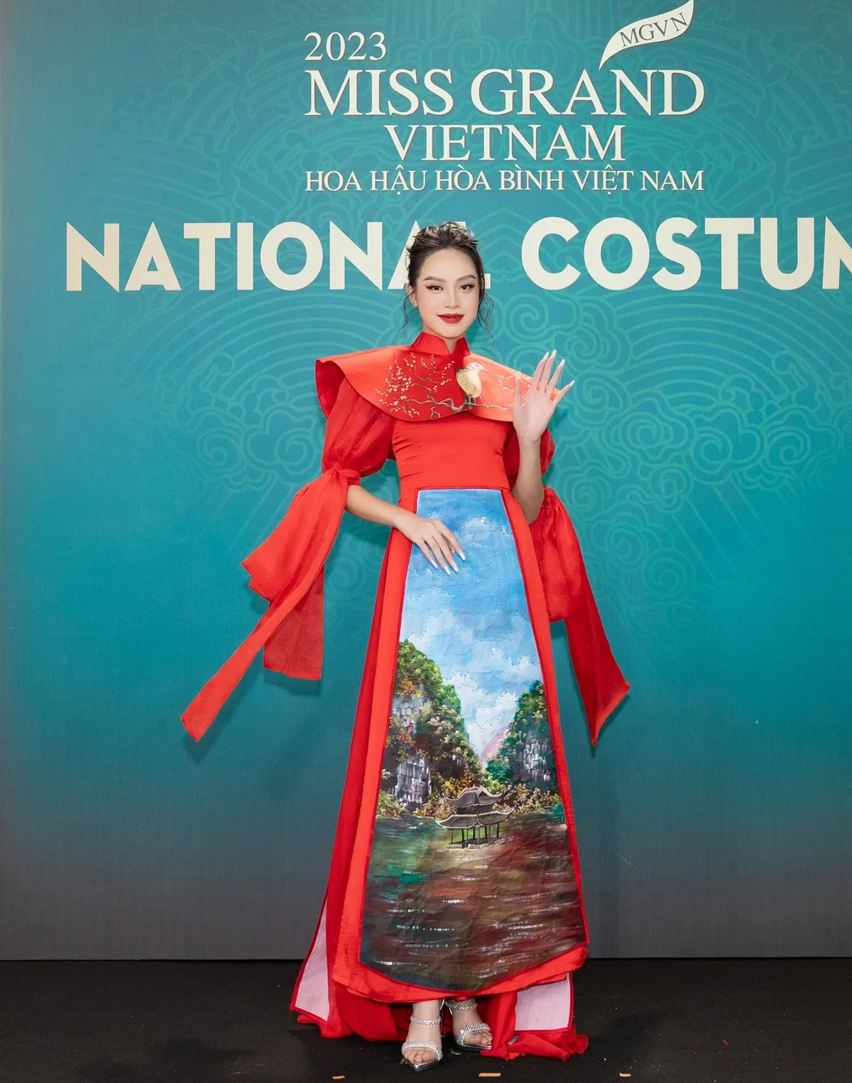 a hau minh kien khoe vai tran do sac ben dan hoa a hauHUYNH THI THANH THUY (2)