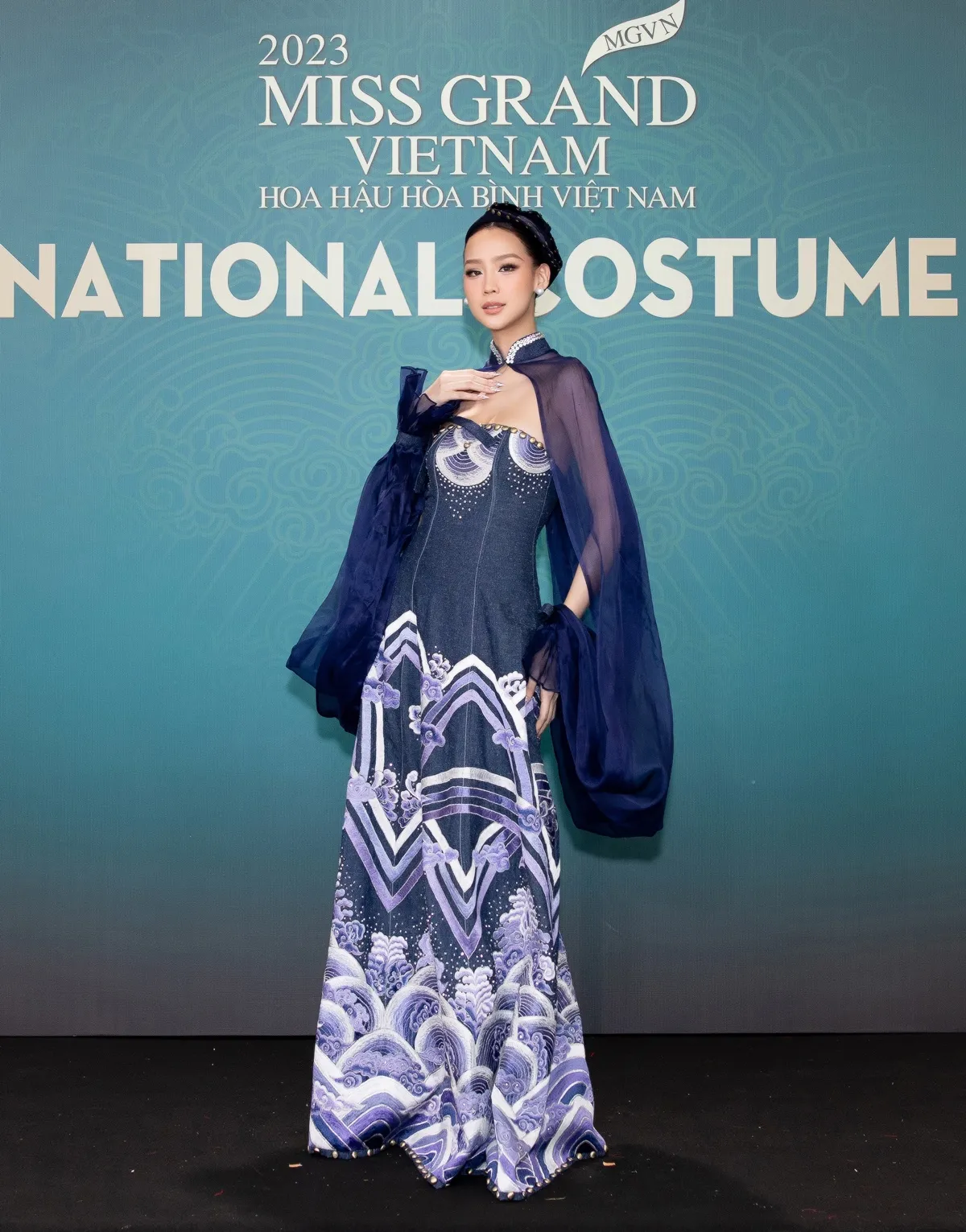 a hau minh kien khoe vai tran do sac ben dan hoa a hauLE NGUYEN BAO NGOC