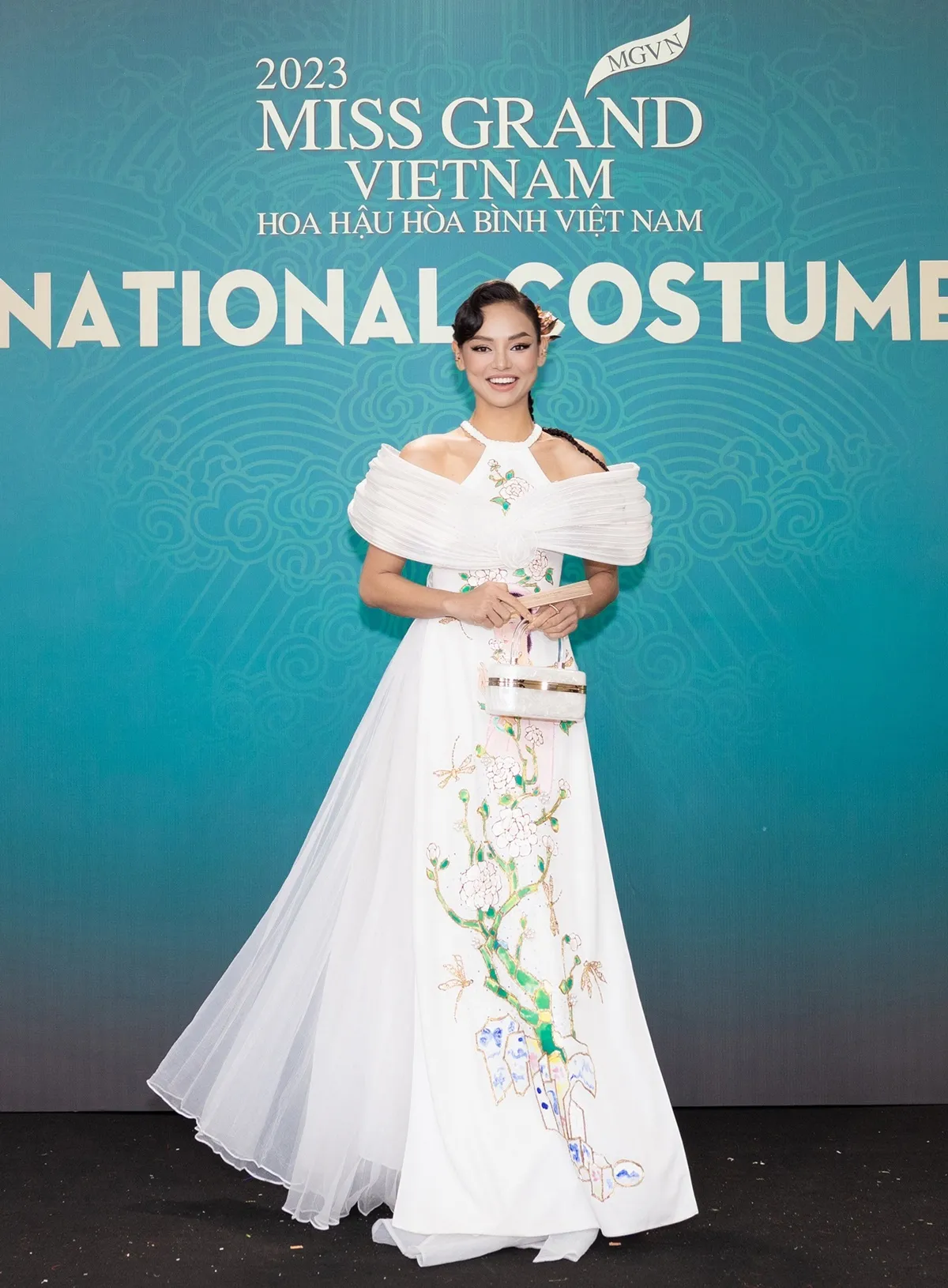 a hau minh kien khoe vai tran do sac ben dan hoa a hauMAI NGO (2)