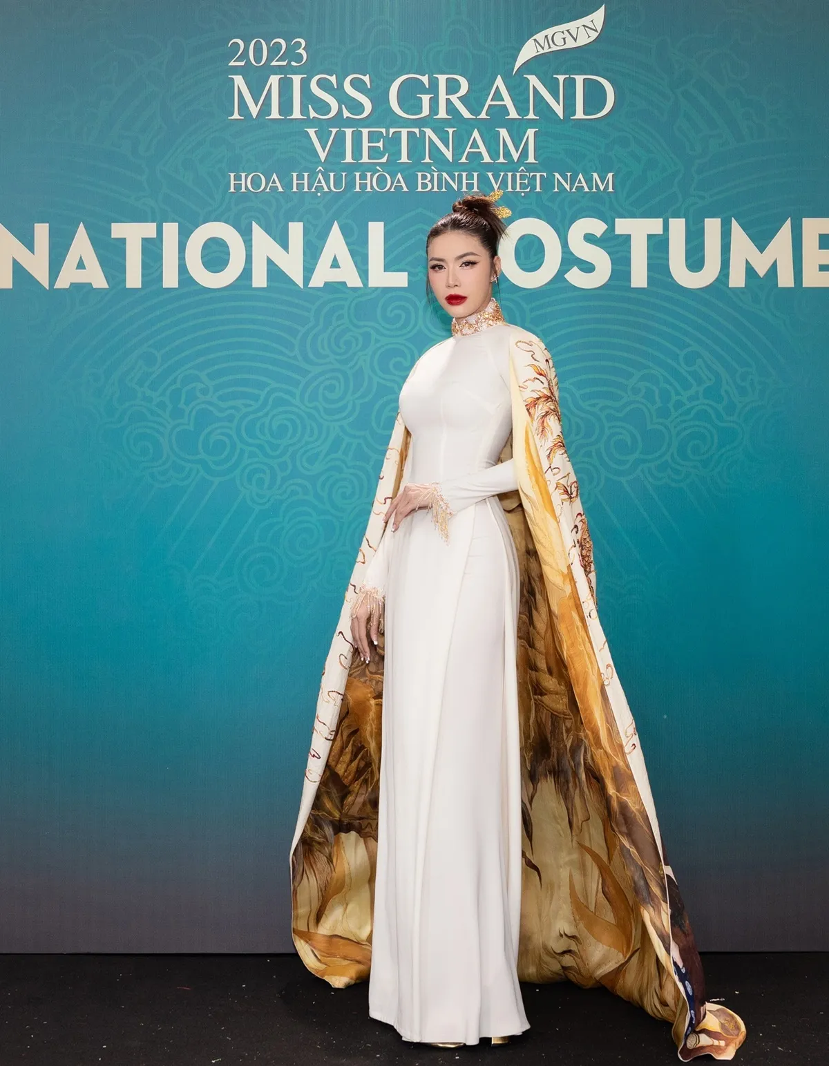 a hau minh kien khoe vai tran do sac ben dan hoa a hauMINH TU (2)