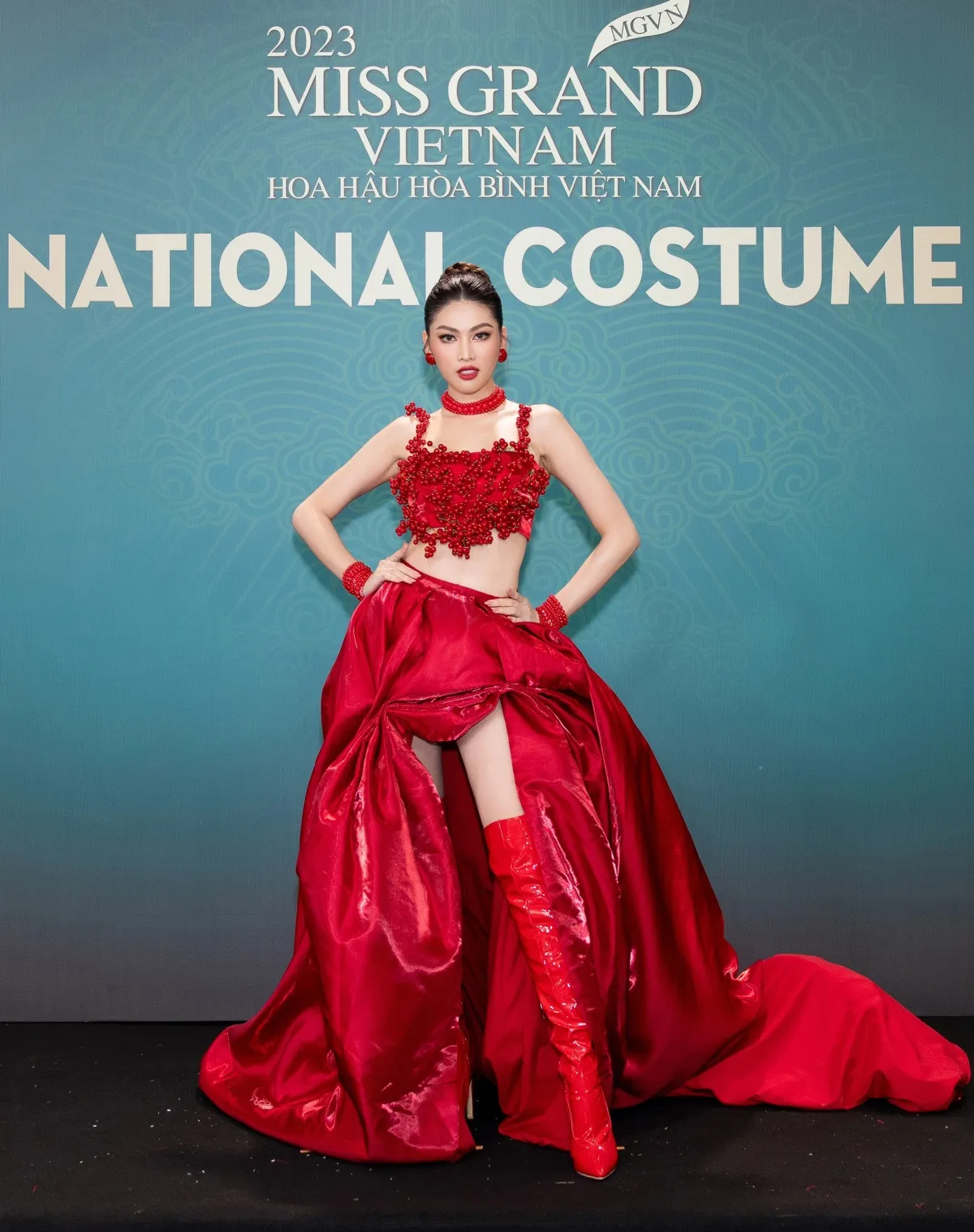 a hau minh kien khoe vai tran do sac ben dan hoa a hauNGUYEN LE NGOC THAO (2)