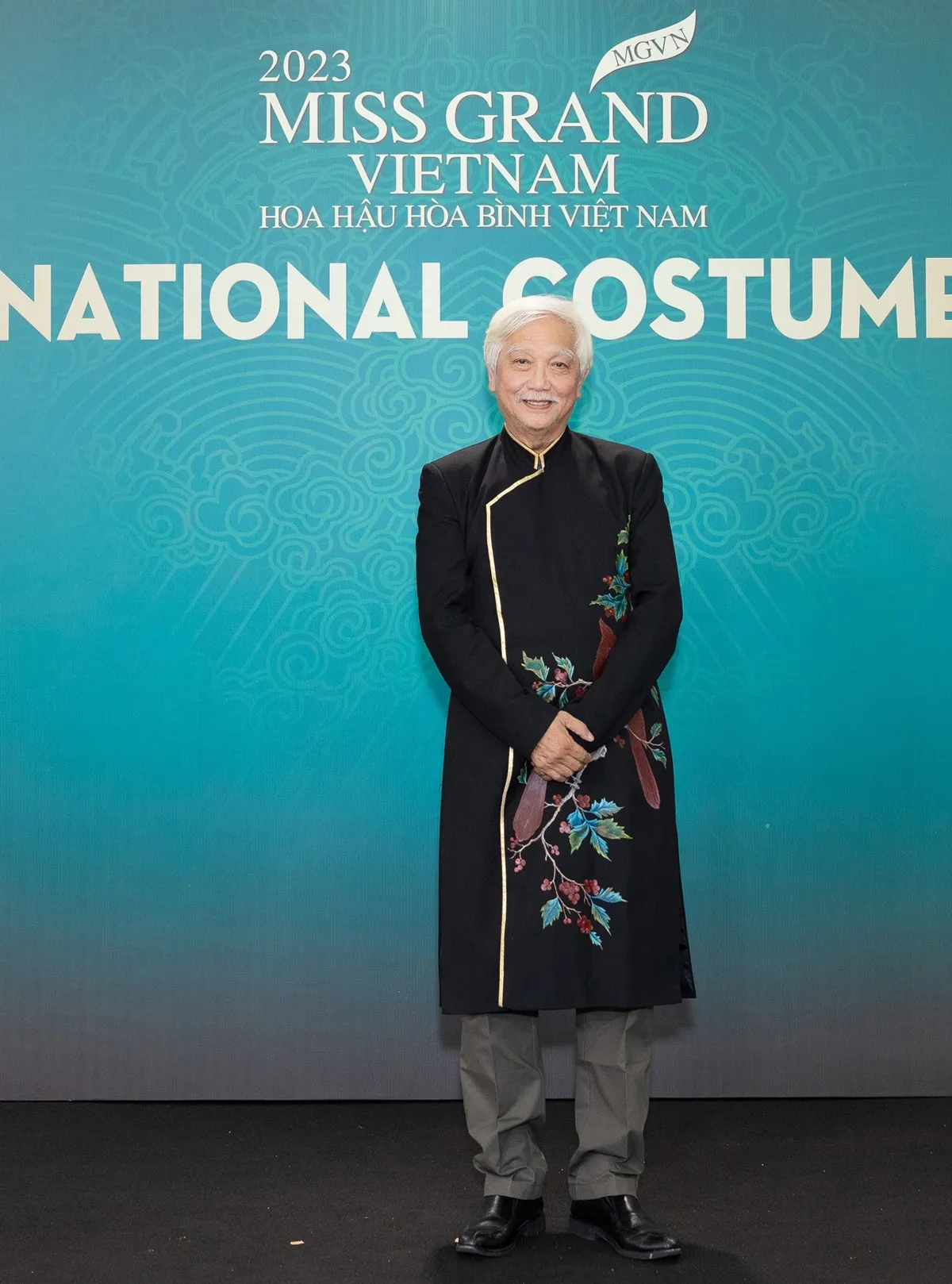 a hau minh kien khoe vai tran do sac ben dan hoa a hauNHA SU HOC DUONG TRUNG QUOC