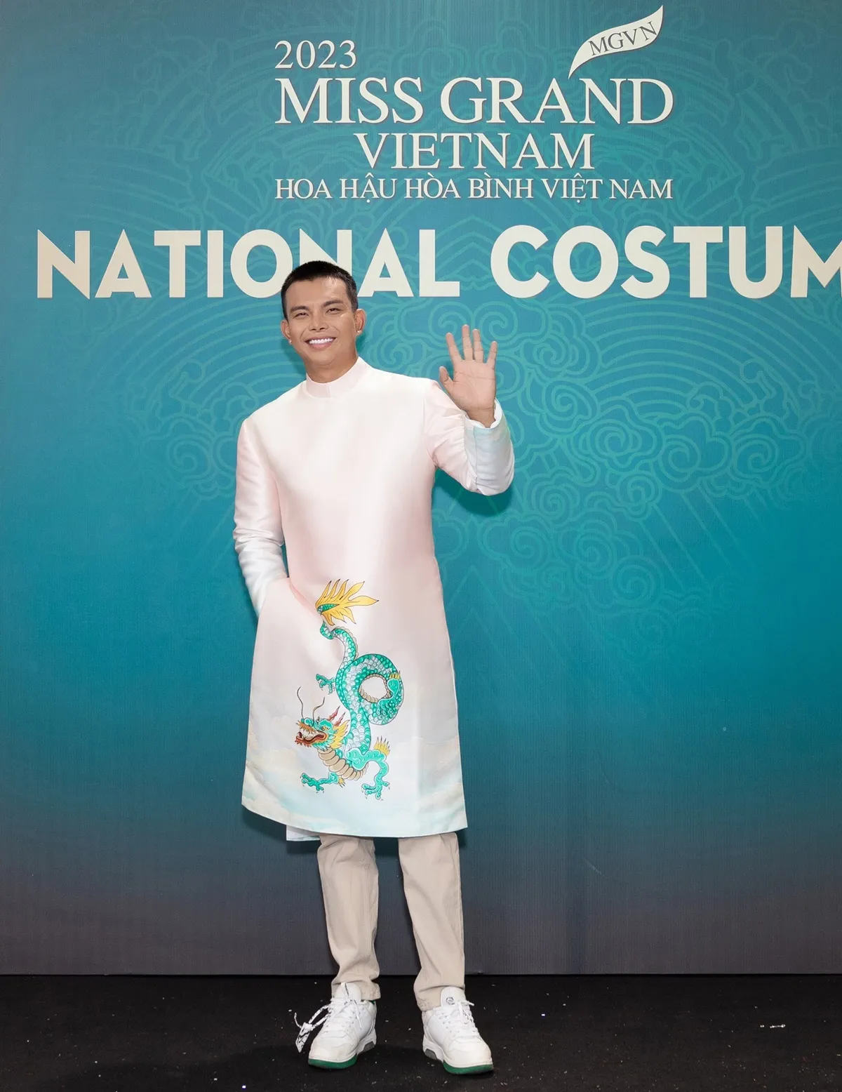 a hau minh kien khoe vai tran do sac ben dan hoa a hauNTK DO LONG (2)