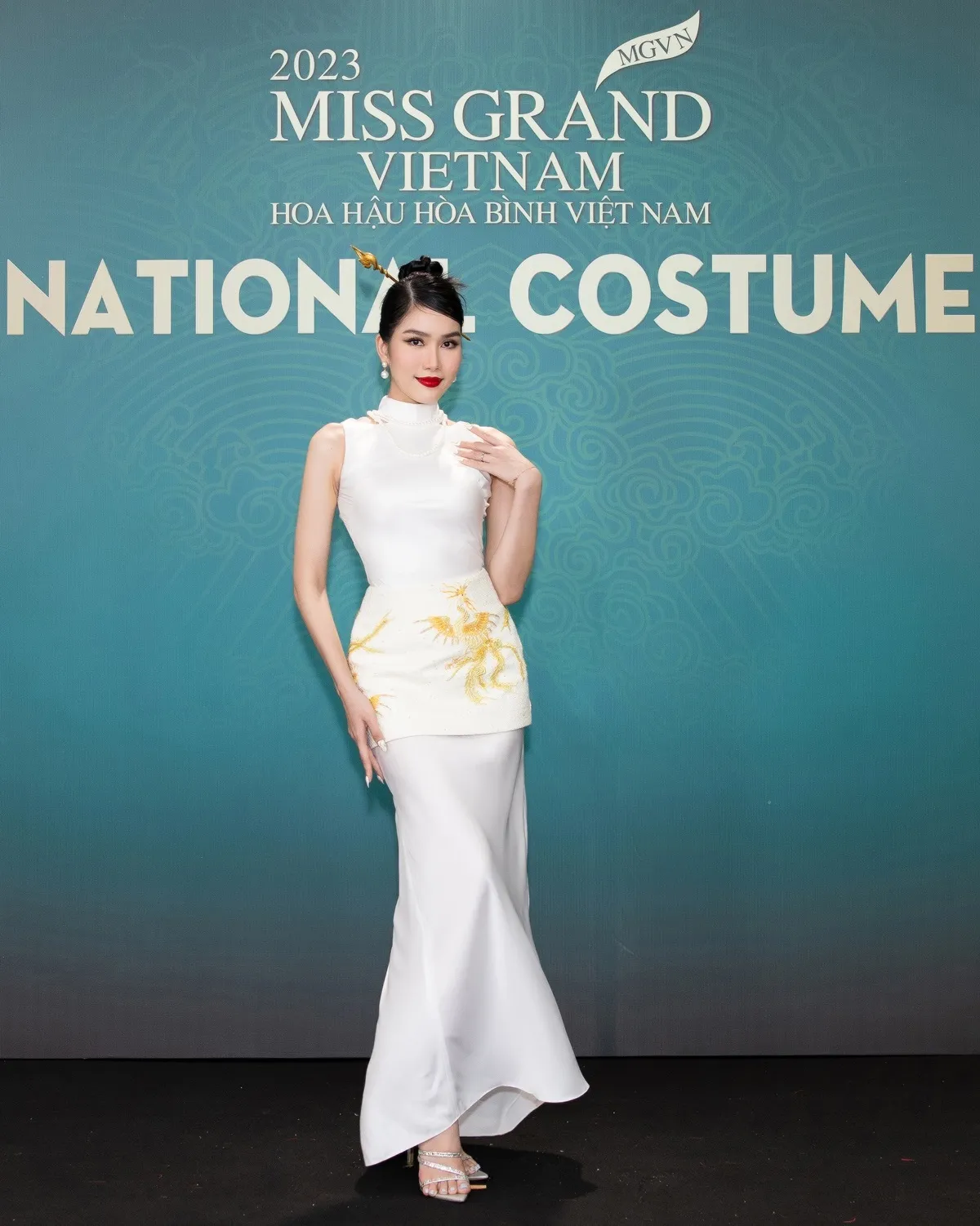 a hau minh kien khoe vai tran do sac ben dan hoa a hauPHAM NGOC PHUONG ANH (1)