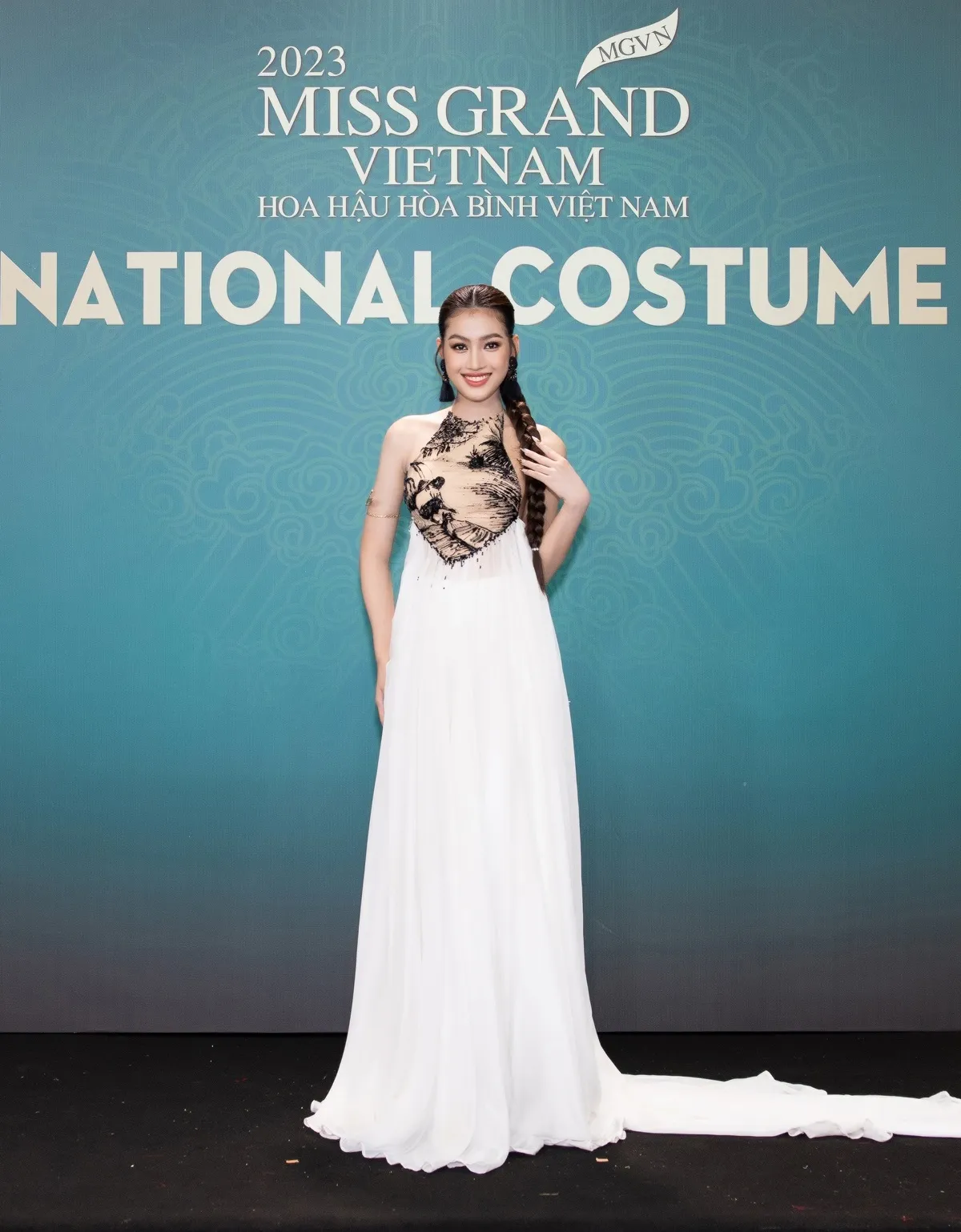 a hau minh kien khoe vai tran do sac ben dan hoa a hauTRAN NGUYEN MINH THU