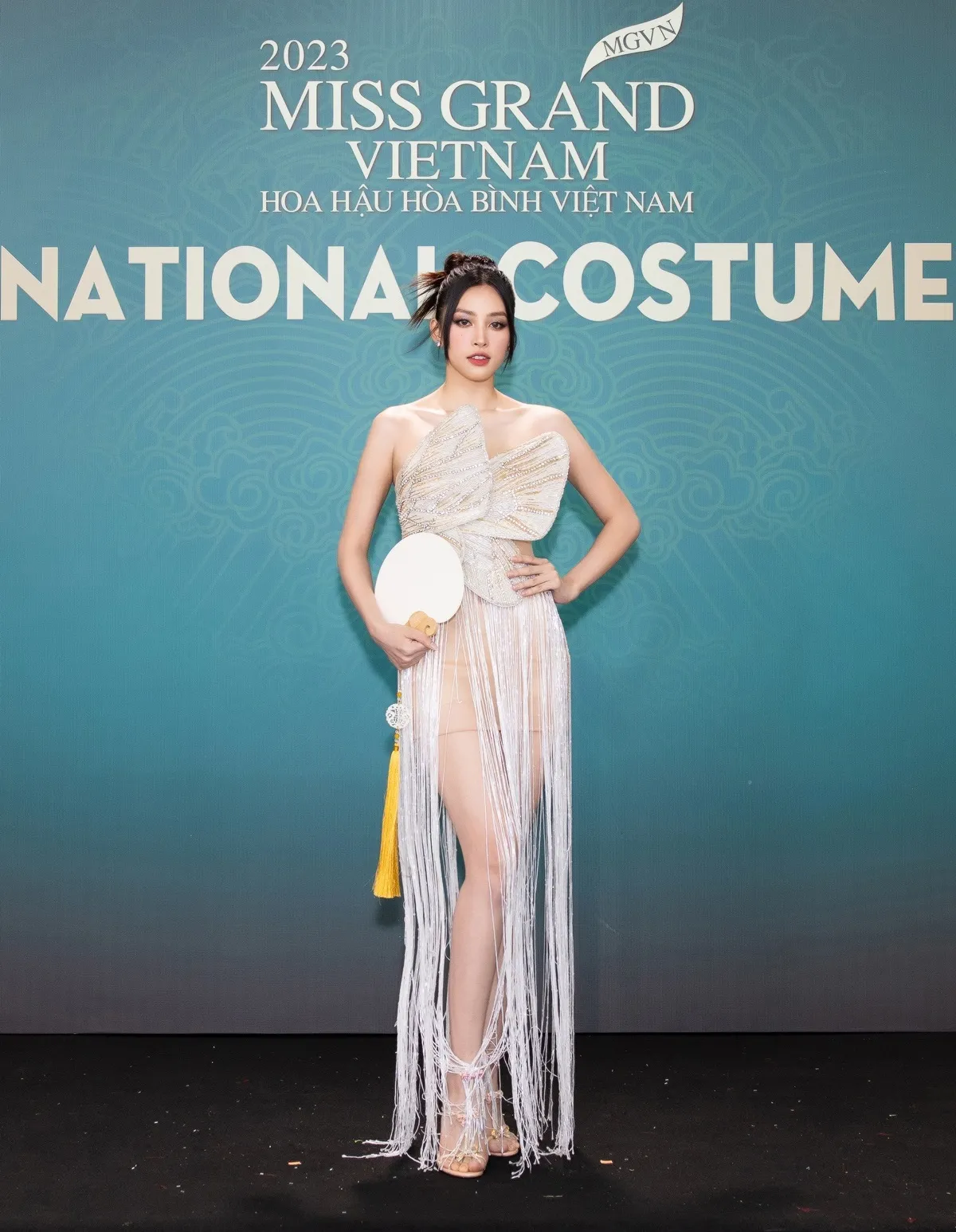 a hau minh kien khoe vai tran do sac ben dan hoa a hauTRAN TIEU VY (2)