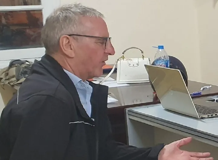 chong-danh-vo-vi-mai-xem-dien-thoai (1)