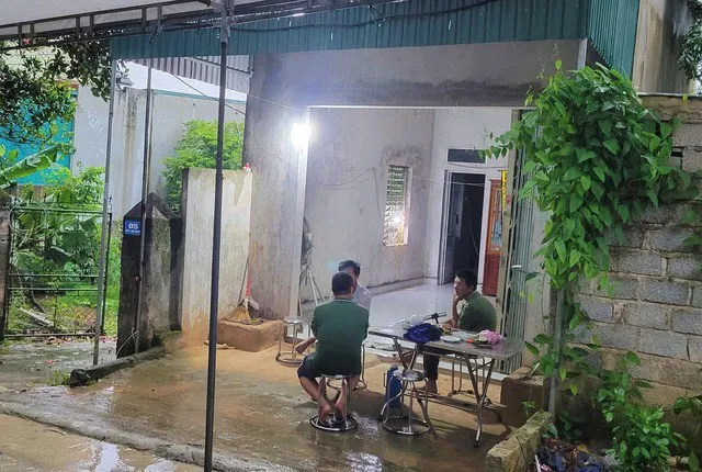 chong-danh-vo-vi-mai-xem-dien-thoai (2)