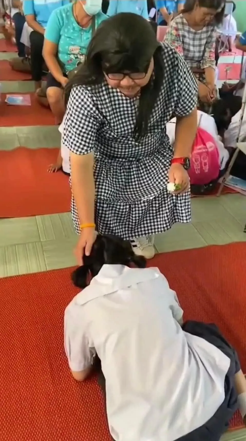 ong-bo-don-than-gia-nu-den-truong-cua-con (1)