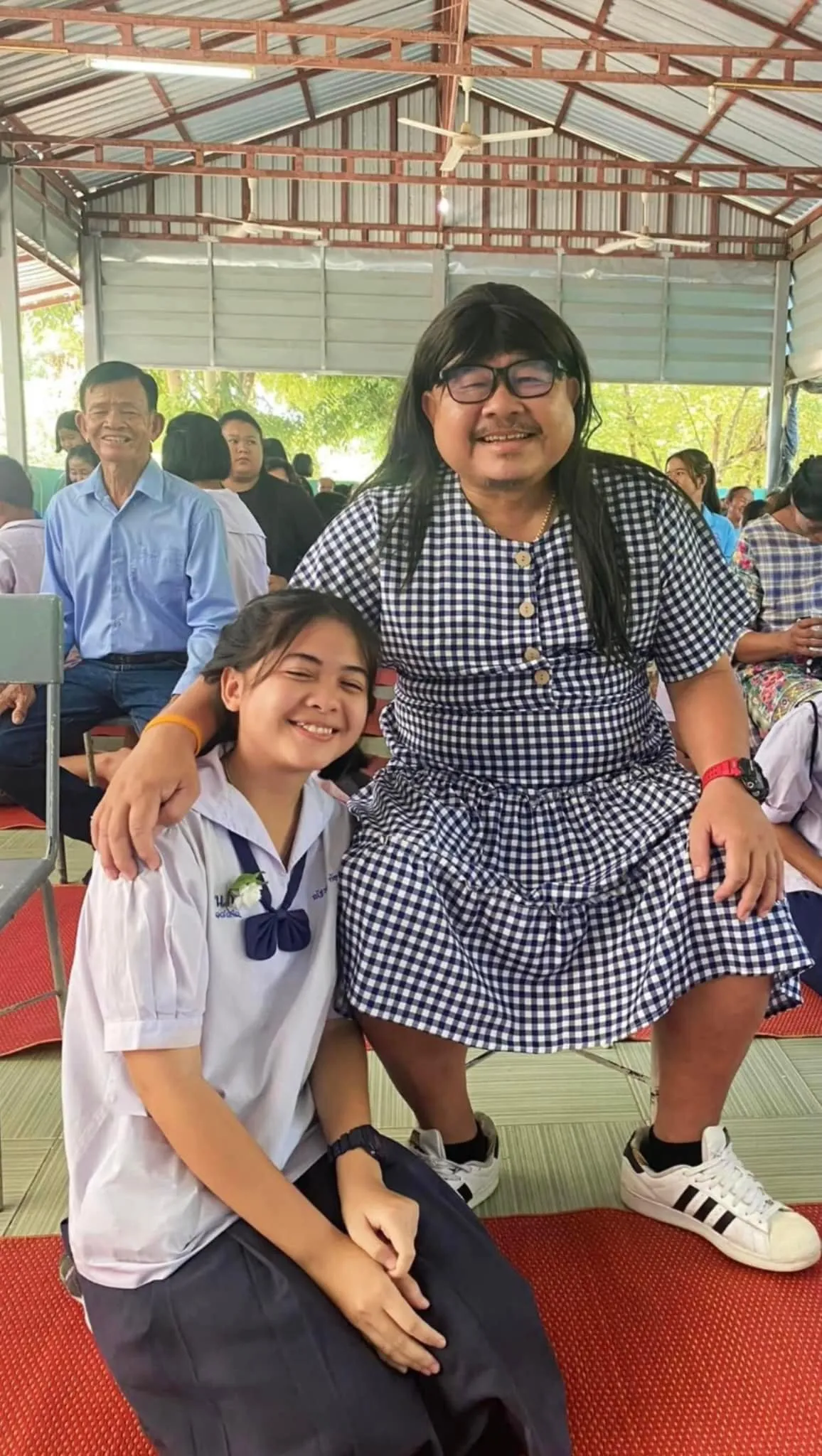 ong-bo-don-than-gia-nu-den-truong-cua-con (2)