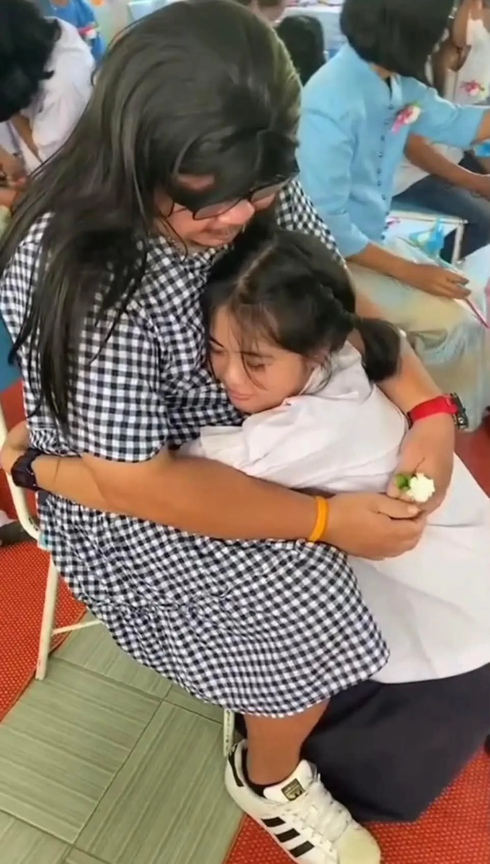 ong-bo-don-than-gia-nu-den-truong-cua-con (3)