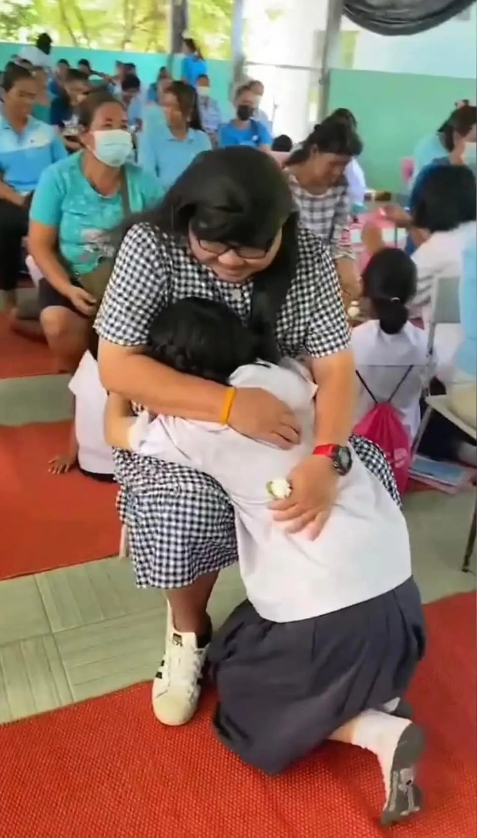 ong-bo-don-than-gia-nu-den-truong-cua-con (4)